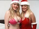 Twee tienerblonden gekleed passend bij de kerstsfeer snapshot 1