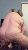 Moglie bbw cavalca un dildo sulla sedia snapshot 2