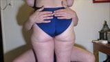 Белая девушка с большой шикарной задницей с большой задницей в тугом спандексе, задница милфы в купальнике snapshot 3