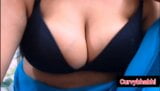 Sexy indische kurvige Bhabhi neckt und streichelt ihre riesigen Titten in einem blauen Sari snapshot 6