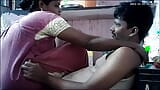 Indische huisvrouw zoenend op de lippen snapshot 9
