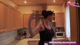 Alemana madura amateur milf con grandes tetas es follada en la cocina snapshot 2