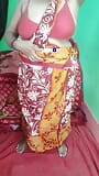 Desi quente bhabhi em um saree vermelho está esguichando snapshot 2