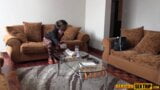 Afro loszka bierze kutasa w odwrotnym kowbojku na kanapie, pokaz dla sąsiadów snapshot 3