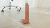 Mijn poesje op een kwijlende dildo door een panty wrijven snapshot 16