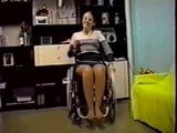 Молода паралічна дівчина пестить і мастурбує snapshot 4
