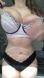 Perfekter Körper, weißes Mädchen vor der Kamera (riesige Titten & breites Becken) snapshot 1
