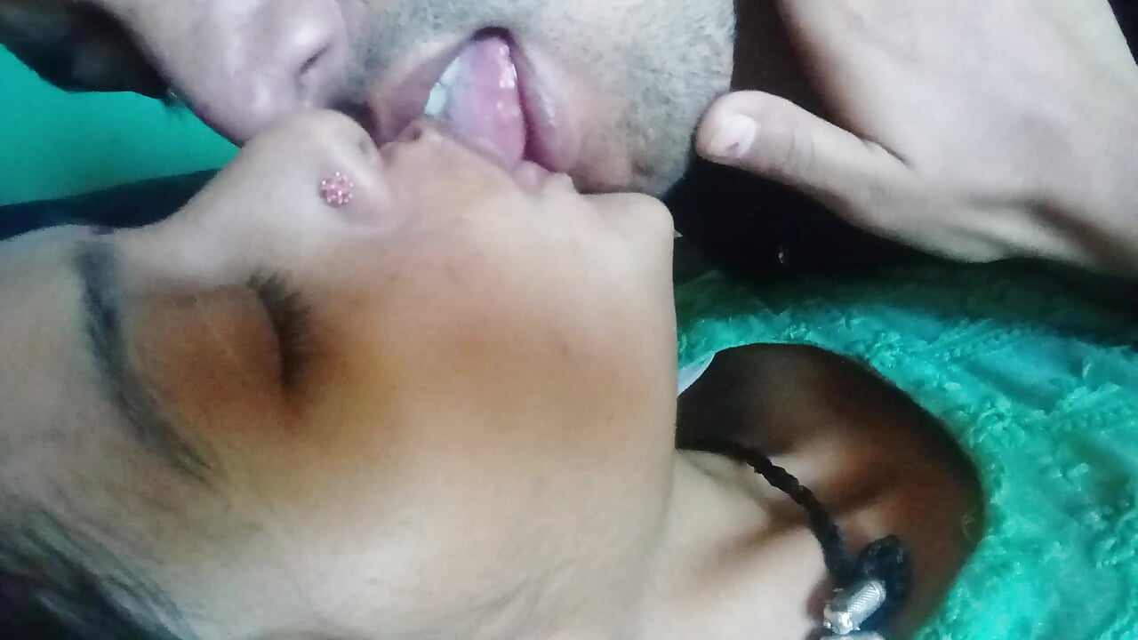 Desi hot kiss