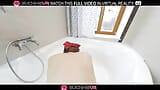 La coquine Angie Elif dans une gorge profonde dans la salle de bain et baise brutale en VR. snapshot 13