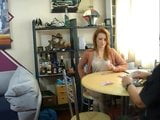 Pelirroja lo pierde todo en strip poker snapshot 2