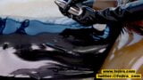 Fejira com - orgasme lesbien en latex avec sac d'aspirateur, partie 2 snapshot 3