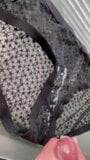 Éjaculation sur une culotte en dentelle noire snapshot 2