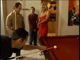 Une blonde avec de beaux seins se penche sur une table de billard pour prendre les bites et les doigts de trois mecs snapshot 4