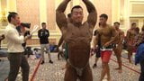 Gerittener asiatischer Bodybuilder hinter den Kulissen snapshot 3