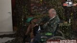 Une prostituée rencontre un vieux handicapé moche avec une petite bite snapshot 2