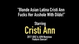 Blonde Aziatische latina Cristi Ann neukt haar kontgaatje met een dildo! snapshot 1