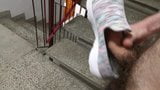 Pancutan mani pada kasut awek yang tidak diketahui di bangunan bahagian 2 snapshot 2