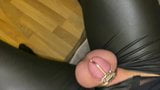 Ich reite meinen Buttplug in meinen Wet-Look-Leggings in Keuschheit snapshot 2