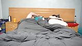 Une demi-sœur effrayée finit dans le lit de son demi-frère et se fait baiser! snapshot 2