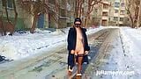 Marimacho desnuda con un abrigo de piel se balancea en un columpio en invierno snapshot 2