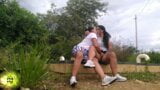 Dando-nos amor no parque snapshot 3