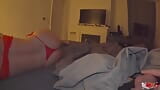 La matrigna condivide la camera da letto con il figliastro arrapato, riceve un pompino e fa sesso con una milf bollente snapshot 3