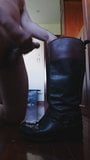 Cumming en botas de montar de cuero snapshot 4