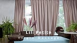 Lili Petite jouit et secoue une masseuse sexy snapshot 1