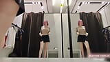 Une maman sexy essaye de nombreuses culottes dans les vestiaires pour la première fois snapshot 9