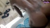 Thot in Texas - tengere kleine Afro -Amerikaanse bubbel reet geneukt in badkuip snapshot 1