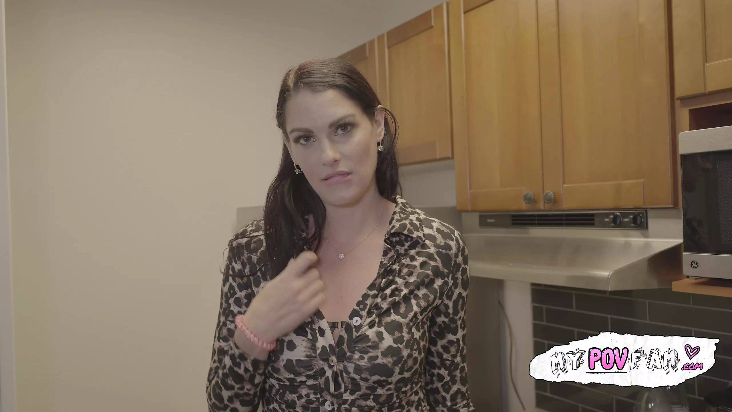 Stepmommy needs help in the kitchen