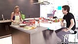 Une MILF à gros cul aux seins naturels se fait baiser en faisant de la pâtisserie ! snapshot 2