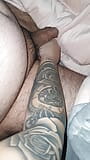 Styvmamma med sexig tatuering runkar styvsonens kuk i sängen snapshot 2