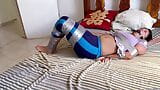 Menina amordaçada com bola luta com fita adesiva snapshot 2