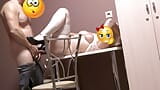 Saftige MILF mit dickem Arsch im Hotel auf dem Tisch gefickt snapshot 16