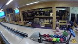 Încornoratul îi permite unui tip să-i satisfacă iubita drăguță chiar în clubul de bowling snapshot 13