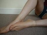 Милфа показывает свои длинные сексуальные ступни и сочные пальцы ног snapshot 7
