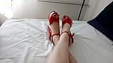 Возбужденная милфа транслирует разговор ее сексуальным голосом и показывает ее окрашенные в красный цвет пальцы ног на ее любимых красных высоких каблуках snapshot 6
