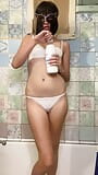 Una bella ragazza magra si versa il latte addosso snapshot 2