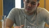 Un jock asiatique se fait baiser sans capote par Pietro Duarte, latino sexy dans un bar snapshot 2