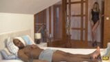 Black4k. Gut gebauter schwarzer Hengst und Blondine haben eine Affäre im Hotelzimmer snapshot 4