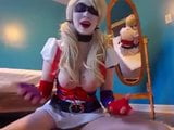 Harley Quinn speelt met een peddel snapshot 10