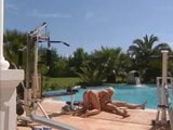 Sesso anale a bordo piscina snapshot 4