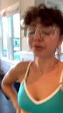 Sarah Hyland escote y tragamonedas snapshot 4