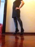 Vestido negro sexy y mis botas de la división Gucci snapshot 2
