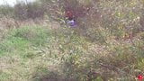 Een man zag een schattig katje in het bos en neukte in de mond snapshot 3