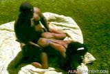 Heißes schwarzes Paar fickt draußen im Park snapshot 2