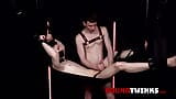 Bound twinks andrew Bolt benutzt gefesselten körper von Tyler Tanners snapshot 7