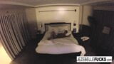 Naakte Jezebelle Bond hangt in haar hotelkamer snapshot 7