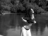 Gadis hippie yang menakutkan di tepi sungai snapshot 1